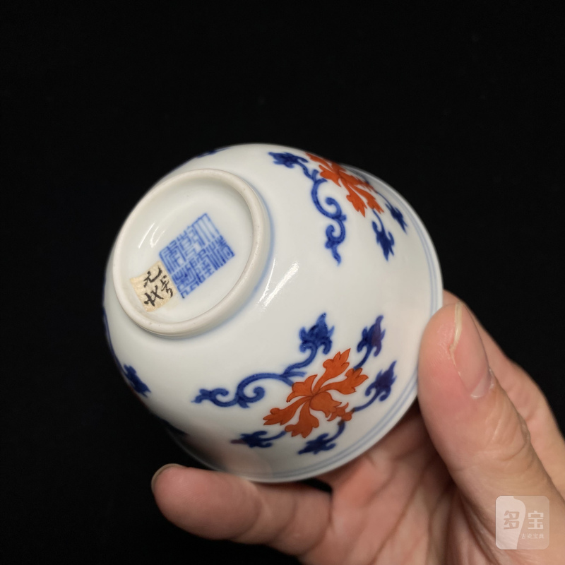 清乾隆 青花矾红宝相花纹杯 - 图10